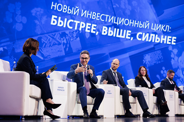 Кирилл Тремасов (второй слева): «При необоснованном снижении ставки происходит рост инфляционных ожиданий» Кирилл Тремасов (второй слева): «При необоснованном снижении ставки происходит рост инфляционных ожиданий»