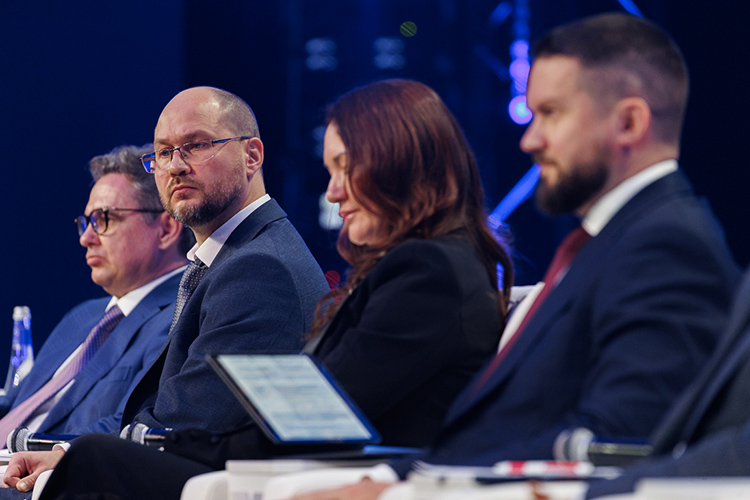 Олег Пелевин (второй справа) обратил внимание и на необходимость повышения эффективности мер господдержки Олег Пелевин (второй справа) обратил внимание и на необходимость повышения эффективности мер господдержки