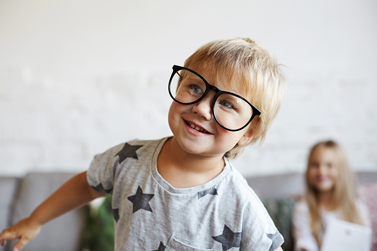 «Есть интересное наблюдение, что дети в обеспеченных семьях чаще имеют проблемы со зрением, так как носят очки»