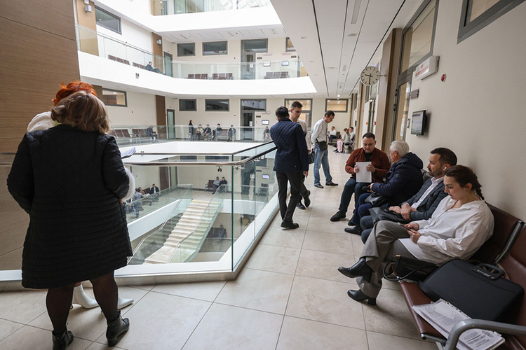 23 октября авторы статьи, фотограф и юрист редакции отправились на первое (после предварительного) заседание по совместному иску «Продпрограммы» и Мутигуллина. Сам аграрий на заседание не явился 23 октября авторы статьи, фотограф и юрист редакции отправились на первое (после предварительного) заседание по совместному иску «Продпрограммы» и Мутигуллина. Сам аграрий на заседание не явился