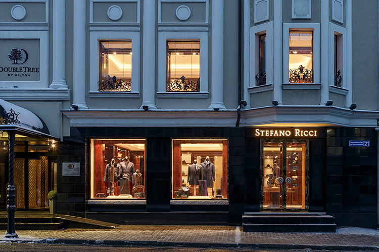 Одна из ключевых концепций бренда — философия закрытого клуба. Членство открывает ряд привилегий: от доступа к эксклюзивным коллекциям до организации экскурсий по центральному бутику во Флоренции и на фабрику бренда