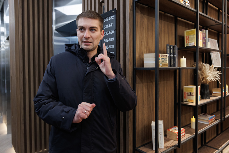 Марсель Абдулхаев: «В каждой квартире расстояние от пола до подоконника — порядка 60 сантиметров. Поэтому света здесь больше. Это для жилых комплексов от #Суварстроит уже некая норма»