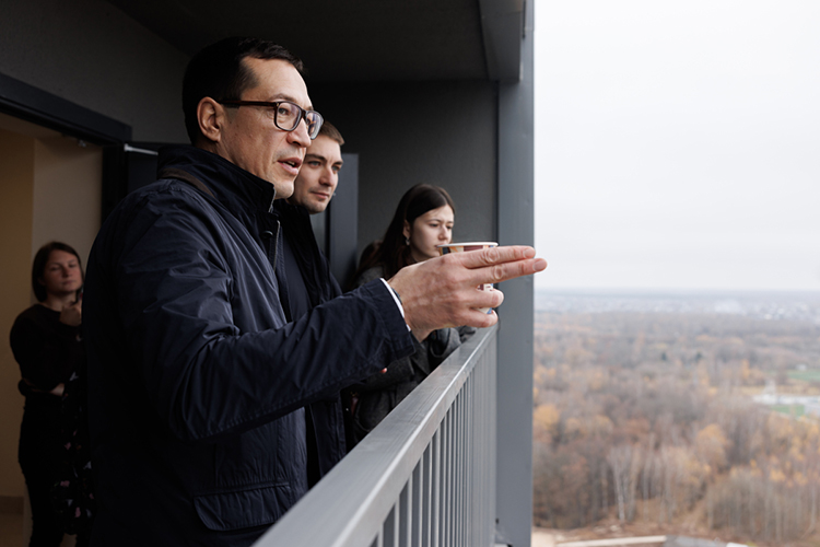 Руслан Нурмухаметов: «За несколько минут пешей прогулки можно дойти до ТЦ „Порт“, РКБ и ДРКБ. Работают супермаркеты, продуктовые магазины, аптеки, салоны красоты — все в шаговой доступности»