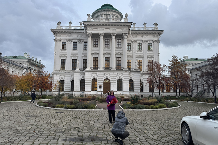 В этот день во дворце собралась вся татарская (а точнее татарстанская, но одновременно и столичная) интеллигенция. Повод был действительно знаковым — приехал переизбранный полтора месяца назад раис РТ Рустам Минниханов