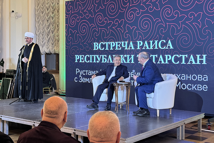 От себя как муфтия Гайнутдин заявил, что будет молить Всевышнего благословить Минниханова на дальнейшие благие деяния и успех