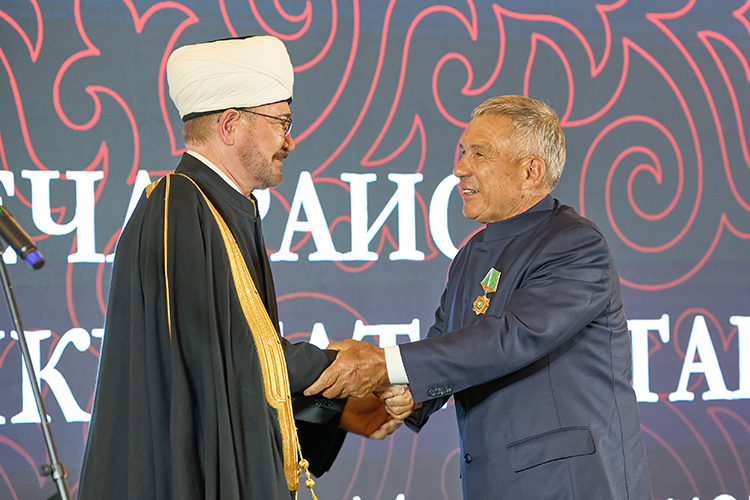 В завершении своей речи Гайнутдин вручил раису РТ орден «Аль Фахр»