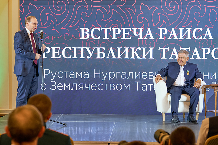 Главный редактор «Российской газеты» Владислав Фронинподчеркивал, что раис РТ уже 15 лет продолжает традиции Минтимера Шаймиева