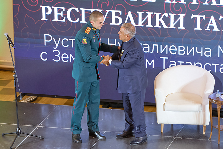 Герой России Айнур Сафиуллин напоминал собравшимся, как важно помнить прадедов и дедов, которые «отдали жизнь за нас»