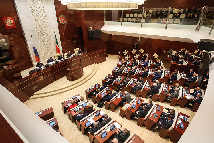 Доходы казны республики в следующем году запланированы на уровне 498,2 млрд рублей, а расходы — 512 млрд рублей, и дефицит таким образом составит 13,8 млрд рублей