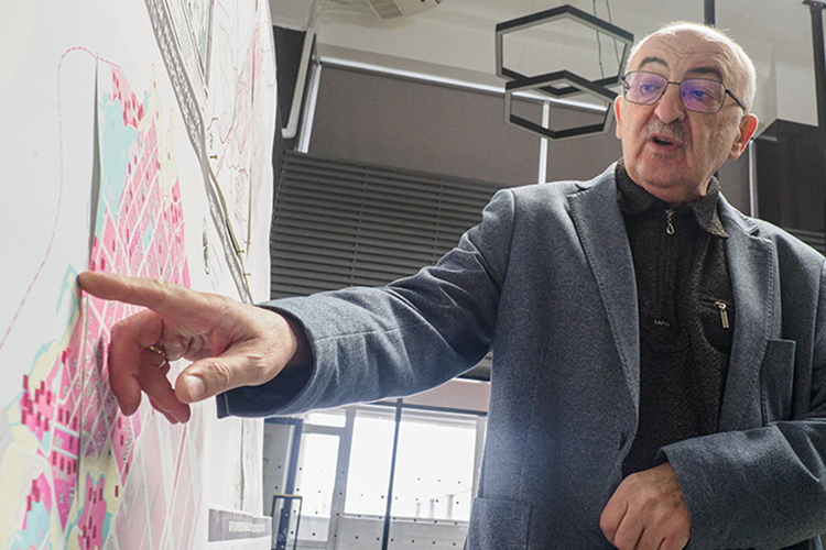 Александр Дембич говорил, что для застройки понадобятся длинные сваи, которые смогли бы пройти сквозь этот насыпной грунт и дойти до материкового грунта