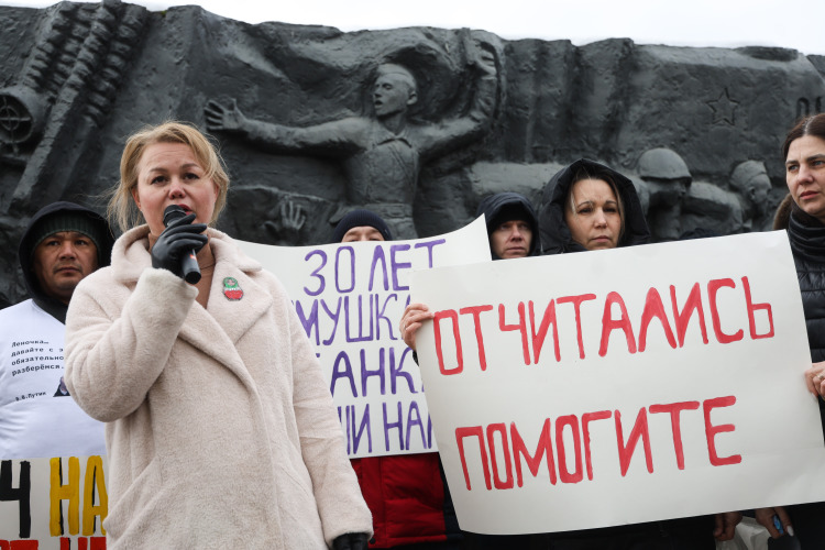 Дементьева (слева) сообщила, что среди пострадавших от застройщика «Таунхаусы и дома» почти никто под условия соципотеки не подходит
