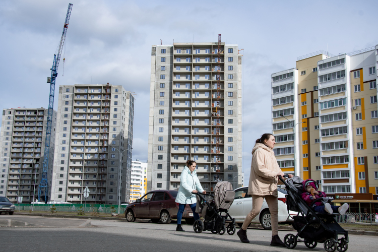 Может случиться, что взять семейную ипотеку для покупки недвижимости где-нибудь в Москве и Санкт-Петербурге заявителю из другого региона будет уже невозможно. Семейную ипотеку планируют давать по месту регистрации
