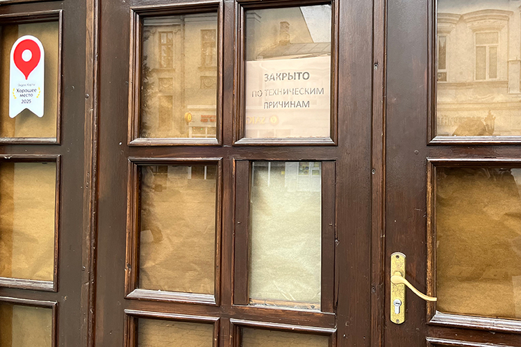 Несмотря на то что территория общая, сейчас на двери гостиничного комплекса «Ханума» висит замок и надпись «Закрыто по техническим причинам» Несмотря на то что территория общая, сейчас на двери гостиничного комплекса «Ханума» висит замок и надпись «Закрыто по техническим причинам»