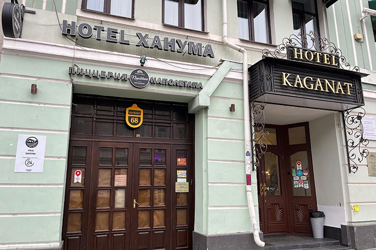 У соседей возникли проблемы с доступом в свои же помещения. Проблема коснулась как минимум трех бизнесов: отеля Kaganat, магазина турецких продуктов Hatay Market и музея казней и пыток, также расположенного по адресу ул. Баумана, 68 У соседей возникли проблемы с доступом в свои же помещения. Проблема коснулась как минимум трех бизнесов: отеля Kaganat, магазина турецких продуктов Hatay Market и музея казней и пыток, также расположенного по адресу ул. Баумана, 68