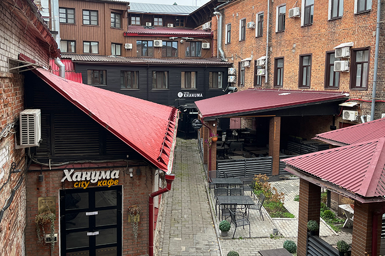 «Мы платим за двор пропорционально занимаемым площадям, но двором пользуется только один собственник» «Мы платим за двор пропорционально занимаемым площадям, но двором пользуется только один собственник»