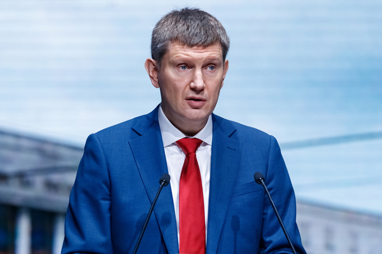 Принципиальная позиция кабмина заключается в том, чтобы до 2028 года никак не менять статус самозанятых — все-таки обещали их 10 лет не трогать. Однако Решетников не исключил, что уже в 2026 году начнут всерьез прорабатывать, как самозанятые будут работать с 1 января 2029 года Принципиальная позиция кабмина заключается в том, чтобы до 2028 года никак не менять статус самозанятых — все-таки обещали их 10 лет не трогать. Однако Решетников не исключил, что уже в 2026 году начнут всерьез прорабатывать, как самозанятые будут работать с 1 января 2029 года