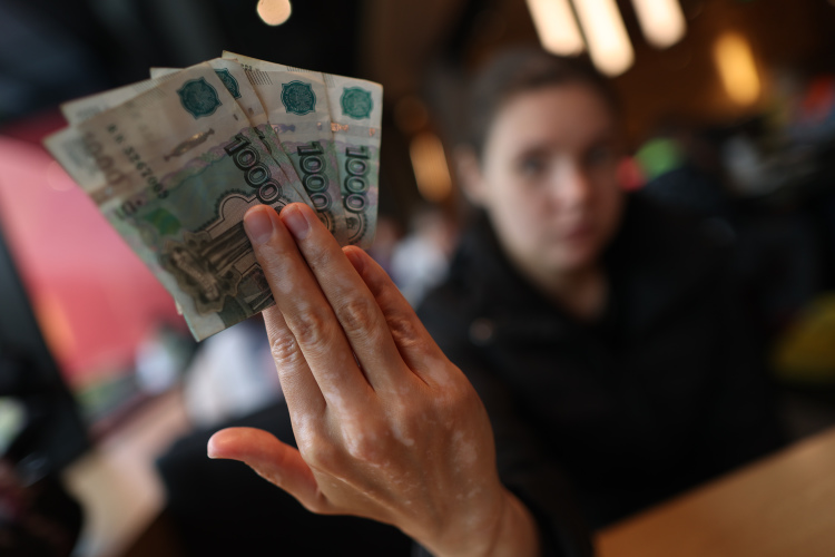 Дыбова подчеркнула, что, по мнению бизнеса, вместо борьбы с теневой экономикой режим самозанятых привел к ее росту. При этом реальная легализация доходов не происходит: лишь около 1% самозанятых показывают выручку, близкую к максимальной Дыбова подчеркнула, что, по мнению бизнеса, вместо борьбы с теневой экономикой режим самозанятых привел к ее росту. При этом реальная легализация доходов не происходит: лишь около 1% самозанятых показывают выручку, близкую к максимальной