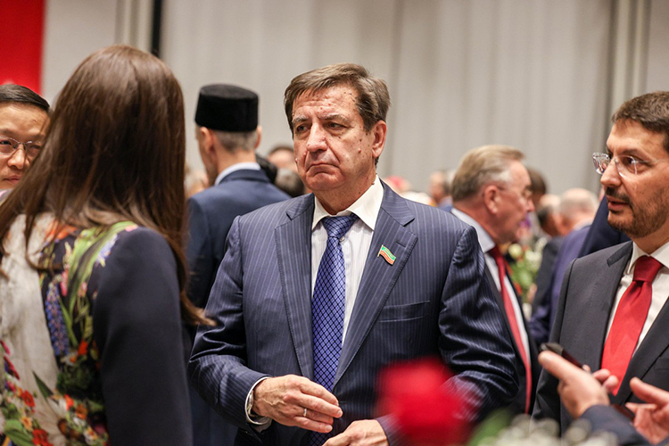 Поздравительные телеграммы от раиса РТ Рустама Минниханова и председателя Госсовета Татарстана Фарида Мухаметшина зачитал вице-спикер республиканского парламента Юрий Камалтынов Поздравительные телеграммы от раиса РТ Рустама Минниханова и председателя Госсовета Татарстана Фарида Мухаметшина зачитал вице-спикер республиканского парламента Юрий Камалтынов