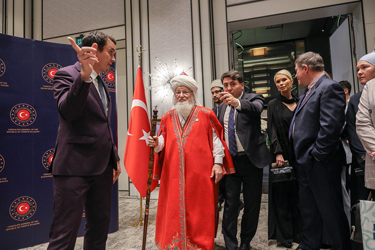 Самым неожиданным гостем стал верховный муфтий России Талгат Таджуддин, приехавший специально на прием из Уфы Самым неожиданным гостем стал верховный муфтий России Талгат Таджуддин, приехавший специально на прием из Уфы