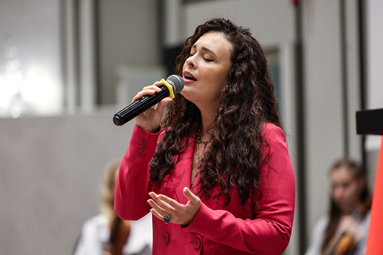 Прозвучали две песни на татарском языке («Өмет йолдызы» и «Мин сине Ходайдан сорадым») в исполнении народной артистки РТ Эльмиры Калимуллиной Прозвучали две песни на татарском языке («Өмет йолдызы» и «Мин сине Ходайдан сорадым») в исполнении народной артистки РТ Эльмиры Калимуллиной