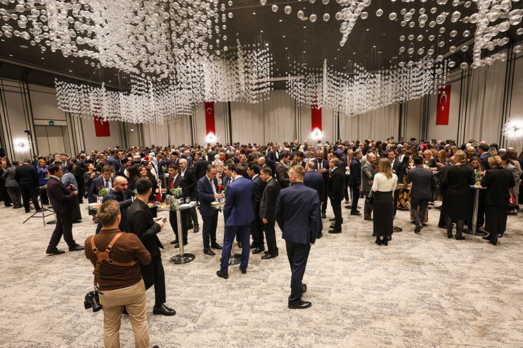 После официальной части гости могли насладиться национальными блюдами турецкой кухни и с радостью воспользовались такой возможностью После официальной части гости могли насладиться национальными блюдами турецкой кухни и с радостью воспользовались такой возможностью