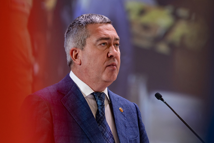 Иск к Закирову прокурор Татарстана подал еще в декабре прошлого года. Поводом стали результаты проверки антикоррупционного управления казанского Кремля, которое выяснило, что на родственников Закирова записано несколько объектов недвижимости, которые они сами не могли позволить себе купить Иск к Закирову прокурор Татарстана подал еще в декабре прошлого года. Поводом стали результаты проверки антикоррупционного управления казанского Кремля, которое выяснило, что на родственников Закирова записано несколько объектов недвижимости, которые они сами не могли позволить себе купить