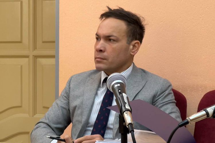 Защита прибавила свадебный подарок от Булата Фахрутдинова, наследника владельца ЗАО «Кулон», экс-депутата Госсовета РТ и заслуженного строителя Татарстана Альберта Фахрутдинова, — 5 млн рублей на никах. Этот подарок Закиров не декларировал, потому что формально деньги были переданы его матери Защита прибавила свадебный подарок от Булата Фахрутдинова, наследника владельца ЗАО «Кулон», экс-депутата Госсовета РТ и заслуженного строителя Татарстана Альберта Фахрутдинова, — 5 млн рублей на никах. Этот подарок Закиров не декларировал, потому что формально деньги были переданы его матери