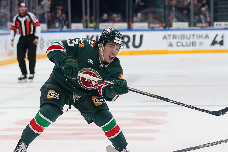 Замалтдинов забил и получил подарок от партнера клуба — колбасу Замалтдинов забил и получил подарок от партнера клуба — колбасу