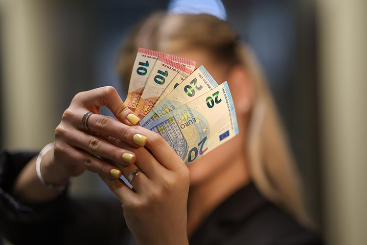 «Думаю, что евро просто не оправдал ожиданий. Да, 20 процентов мировых резервов сегодня в евро, это немаленькая цифра. Но ожидания он не оправдал. Критический момент здесь в том, что европейцы пошли на поводу у американцев и заморозили российские активы в евро» «Думаю, что евро просто не оправдал ожиданий. Да, 20 процентов мировых резервов сегодня в евро, это немаленькая цифра. Но ожидания он не оправдал. Критический момент здесь в том, что европейцы пошли на поводу у американцев и заморозили российские активы в евро»