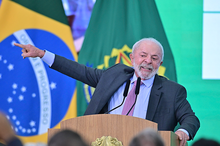 «У Лулы да Силвы здесь есть определенные трудности. У него очень большое противостояние с местными элитами, которые напрямую связаны с Западом» «У Лулы да Силвы здесь есть определенные трудности. У него очень большое противостояние с местными элитами, которые напрямую связаны с Западом»