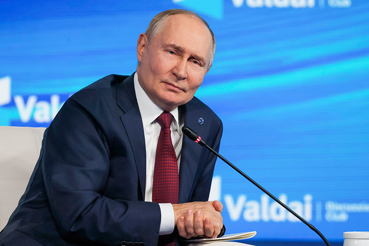 «Несколько лет назад министр обороны Соединенных Штатов заявил, что Россия — это единственная страна, которая может уничтожить США за полчаса. Когда Путина спросили, какова его реакция на эти слова, он улыбнулся и ответил: «Намного быстрее»