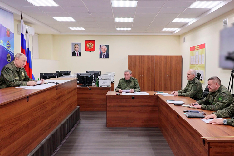 Глава Генштаба Герасимов доложил Верховному главнокомандующему о ситуации на фронте и успехах испытаний уникального российского оружия Глава Генштаба Герасимов доложил Верховному главнокомандующему о ситуации на фронте и успехах испытаний уникального российского оружия