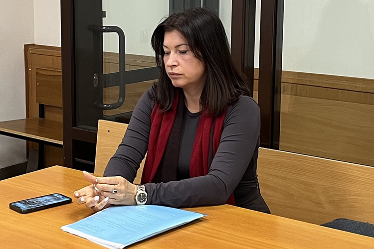 …и адвокат Таймасова — Юля Нигматуллина. Защищает она беглеца по назначению …и адвокат Таймасова — Юля Нигматуллина. Защищает она беглеца по назначению