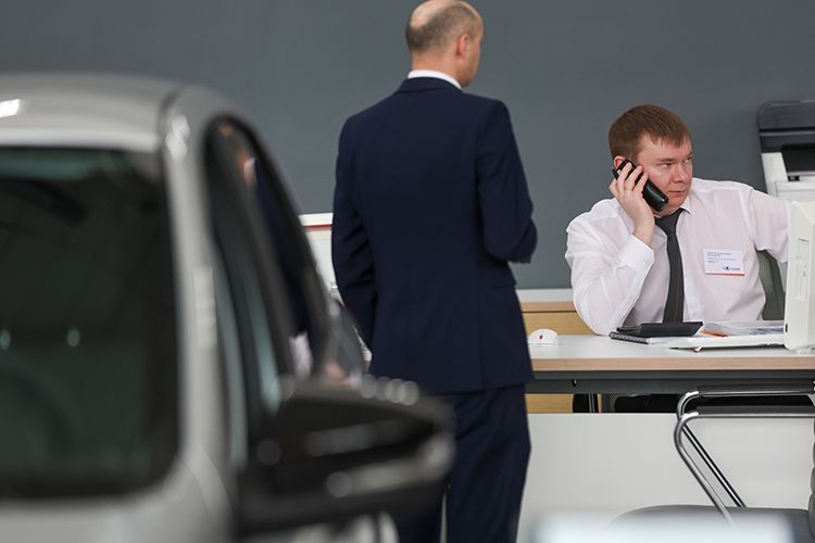 «Никто из трезвомыслящих людей не будет покупать машину, если она подорожает резко, радикально» «Никто из трезвомыслящих людей не будет покупать машину, если она подорожает резко, радикально»