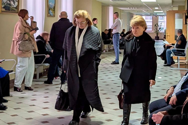 Гульшат Нигматуллина в Верховный суд Татарстана сегодня явилась лично. Пришла она в сопровождении своего адвоката Анисы Алешиной и под «конвоем» сотрудника УФСИН   Гульшат Нигматуллина в Верховный суд Татарстана сегодня явилась лично. Пришла она в сопровождении своего адвоката Анисы Алешиной и под «конвоем» сотрудника УФСИН