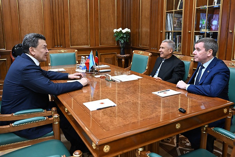 Накануне в казанском Кремле Минниханов принял акима Северо-Казахстанской области Гауеза Нурмухамбетова Накануне в казанском Кремле Минниханов принял акима Северо-Казахстанской области Гауеза Нурмухамбетова