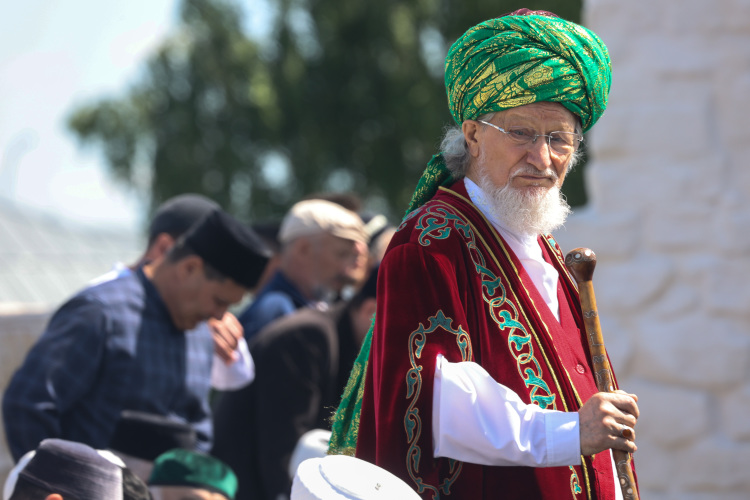 Отношение властей республики к одному из главных мусульманских лидеров страны характеризует тот факт, что приказом премьер-министра РТ Алексея Песошина даже создан оргкомитет по проведению мероприятий в честь «45-летия религиозной деятельности» Талгата хазрата во главе с вице-премьером Василем Шайхразиевым