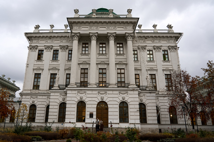 По данным источников газеты, вероятно, выбор места (а это дом, где булгаковский Воланд прощался с Москвой) стал возможен благодаря финансовой поддержке депутата Госдумы от РТ Руслана Гаджиева, которого называют племянником миллиардера из Дагестана Сулеймана Керимова