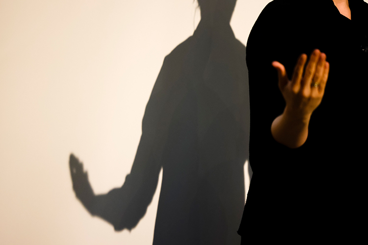 «Иногда обращаются мамы глухих детей, чтобы объяснить им школьные предметы — задачку по математике или правило по русскому»