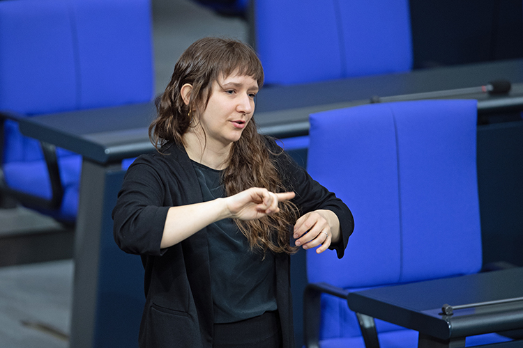 «Сурдопереводчик — это обширное понятие. К ним можно отнести людей, которые не получали профильного образования, а просто знают жестовый язык. Переводчикам РЖЯ выдают «корочку», у них есть квалификация и возможность стать преподавателем»