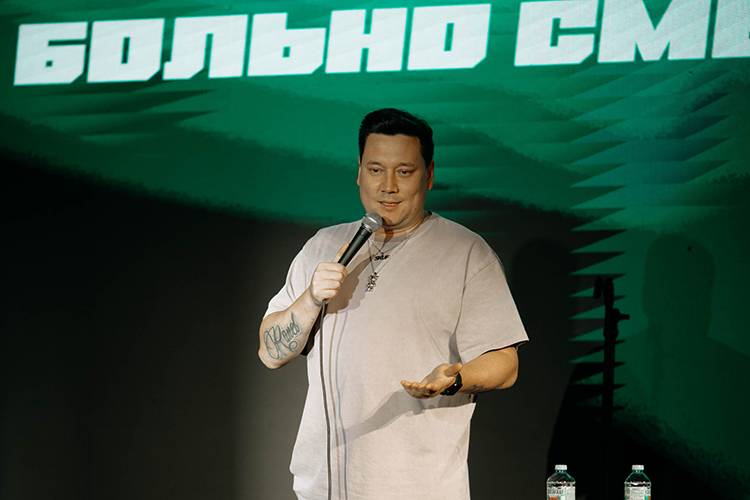 «Понимаете, концертов, где будут овации, софиты — их будет много, все в какой-то момент превратиться в рутину, а вот шлепки… Так что не все так суперуспешно, как может казаться»