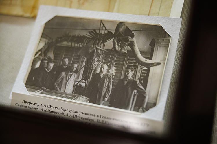 Преподаватели вуза в начале 1900-х не смогли отказать себе в удовольствии сфотографироваться с гигантом