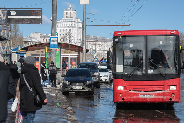 По данным сайта комитета по транспорту Казани, сегодня на городских маршрутах работают 7 предприятий, из которых два МУПа и пять частников. Так было и год назад