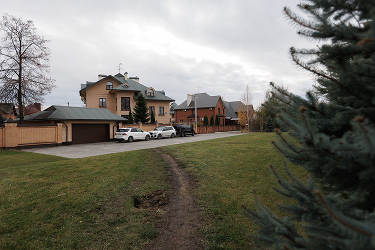  Второй и менее предпочтительный — два пешеходных схода со стороны коттеджного поселка «Матур» ближе к улице Дубравной и два пешеходных схода у спорткомплекса «Буревестник» со стороны проспекта Победы