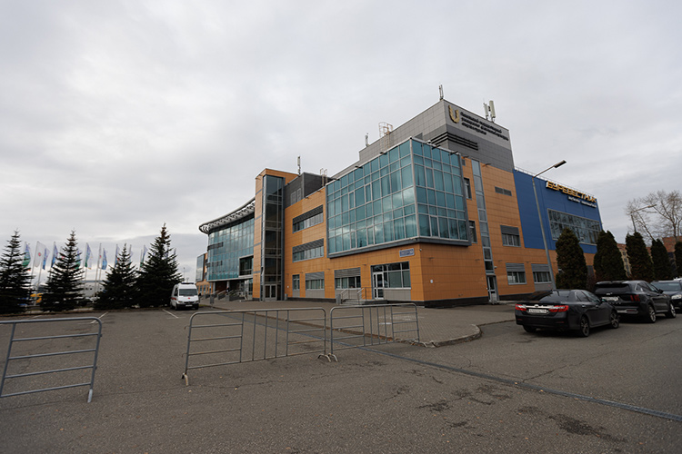  Первый и более вероятный — со стороны спорткомплекса «Буревестник» 