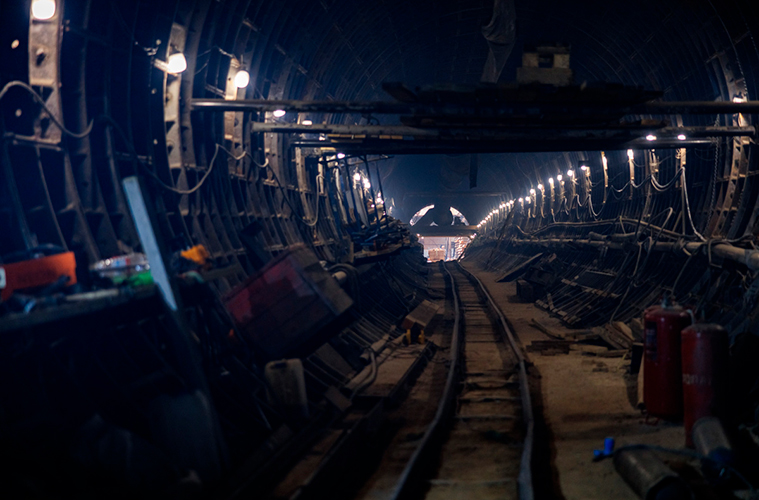  Когда «Казметрострой» начнет прокладывать тоннели в сторону Деревни Универсиады от котлована на Фучика? Неясно, но источники нашего издания заявляют, что это произойдет либо к моменту максимального завершения работ на первом отрезке второй линии, либо вовсе после его открытия 