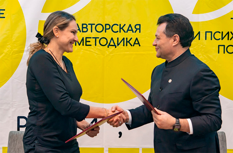 В Елабуге открылся филиал школы экс-третьей ракетки мира Надежды Петровой (на фото с мэром Елабуги Рустемом Нуриевым)