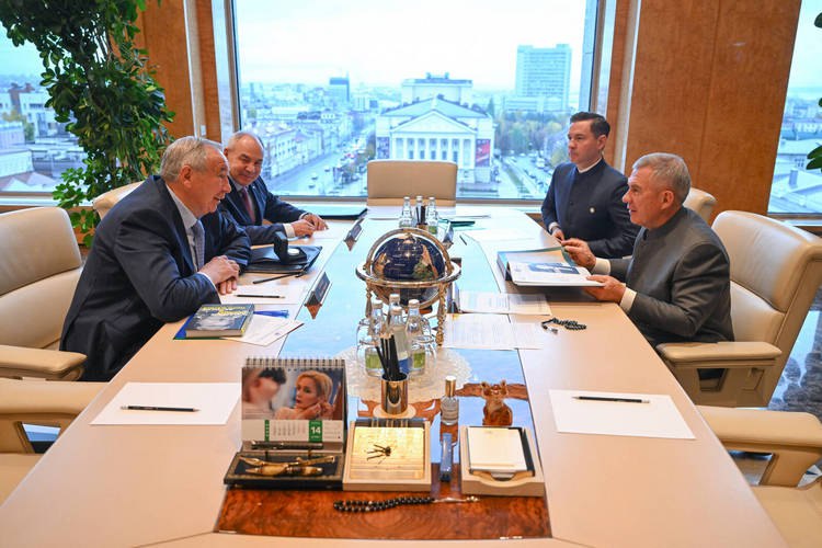 Шамиль Тарпищев каждый год встречается с Рустамом Миннихановым и обсуждает меры по поддержке тенниса (на фото — встреча в октябре 2025 года)