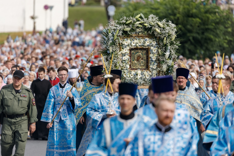 Два раза в год, 21 июля и 4 ноября, в Казани проходит крестный ход в честь Казанской иконы