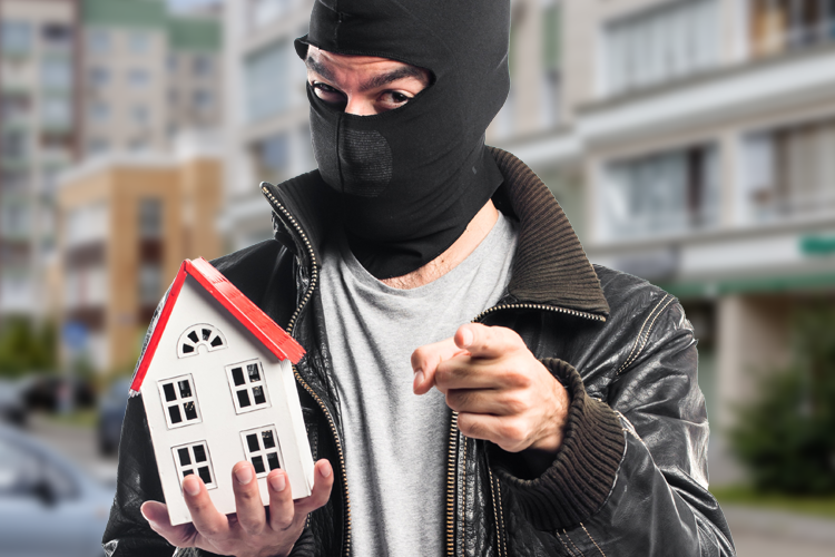 «Агент ФСБ под прикрытием»: как пенсионеры оставляют семьи без денег и жилья